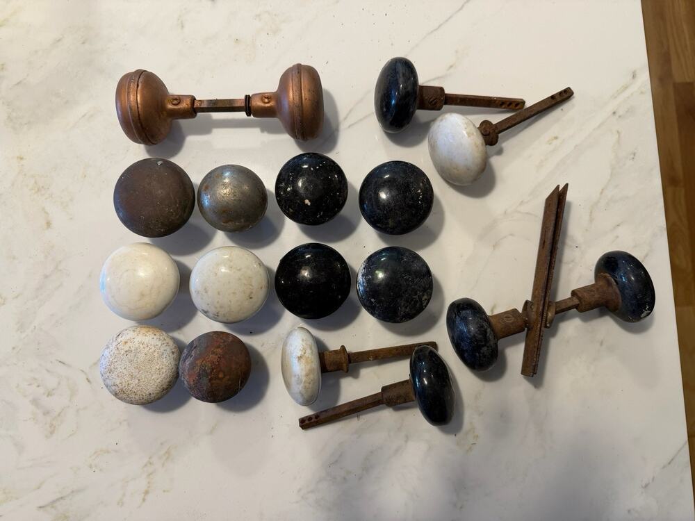 OLD VTG ANTIQUE PORCELAIN DOOR KNOB LOT OF 18 WHITE BLACK METAL
